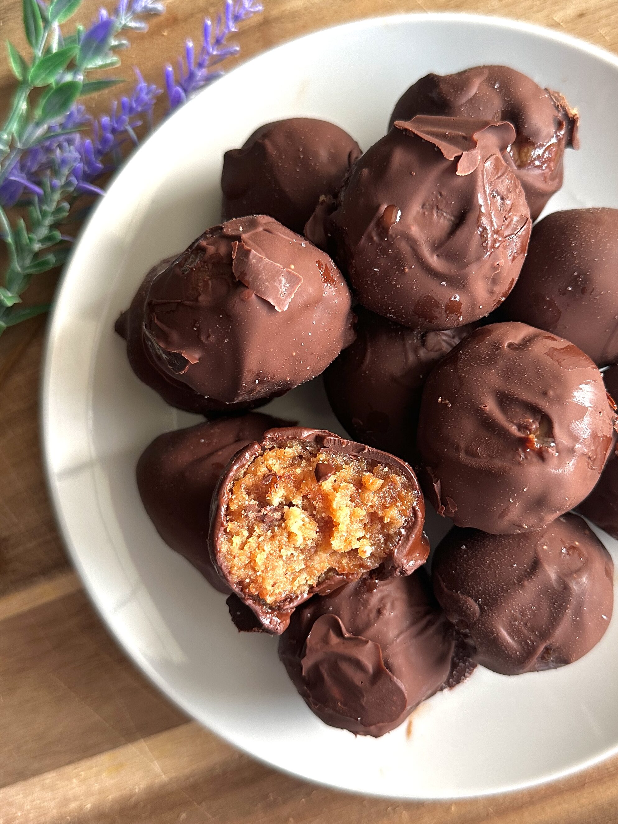 Healthy cookie dough bites